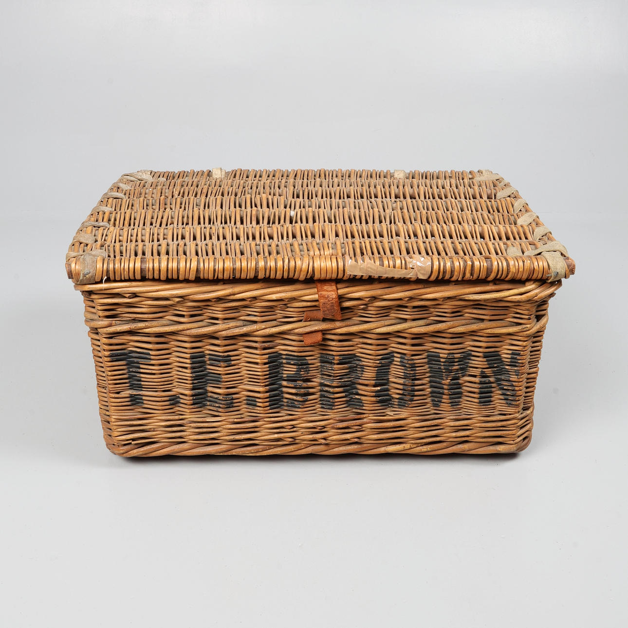 A 20TH CENTURY WICKER LAUNDRY BASKET.
