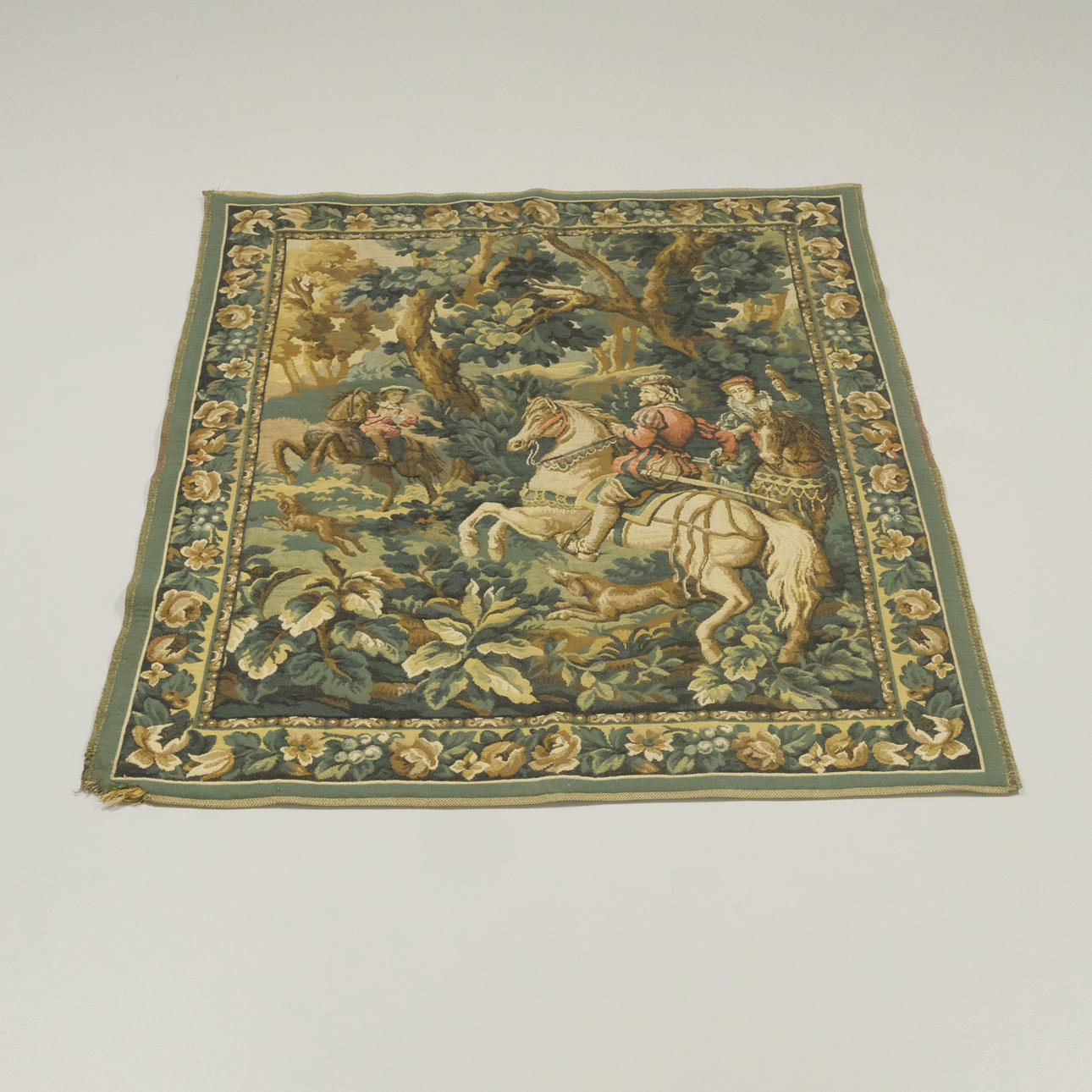 TAPESTRY/WALL HANGINGS WITH HUNTING SCENE.
