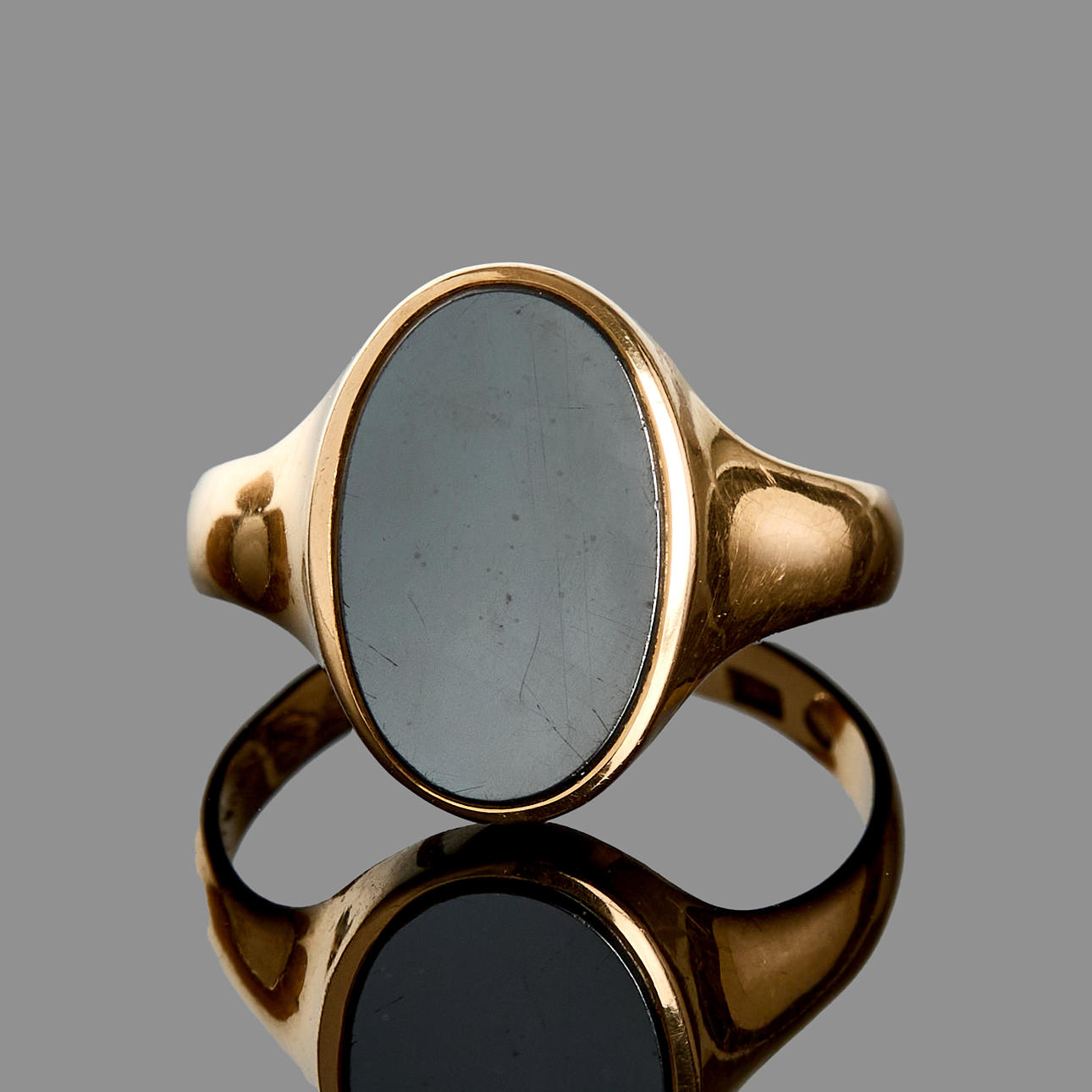 SIGNET RING, 18k gold with a hematite.