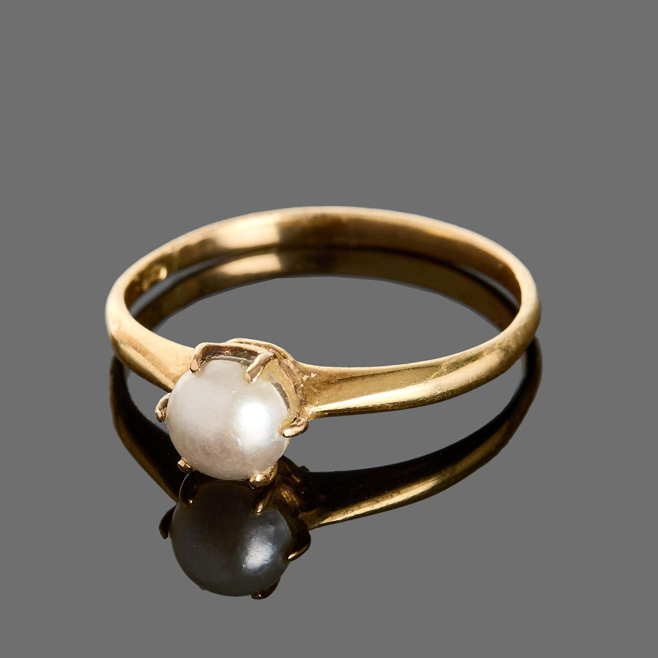RING, 18k gold with a mabé pearl.