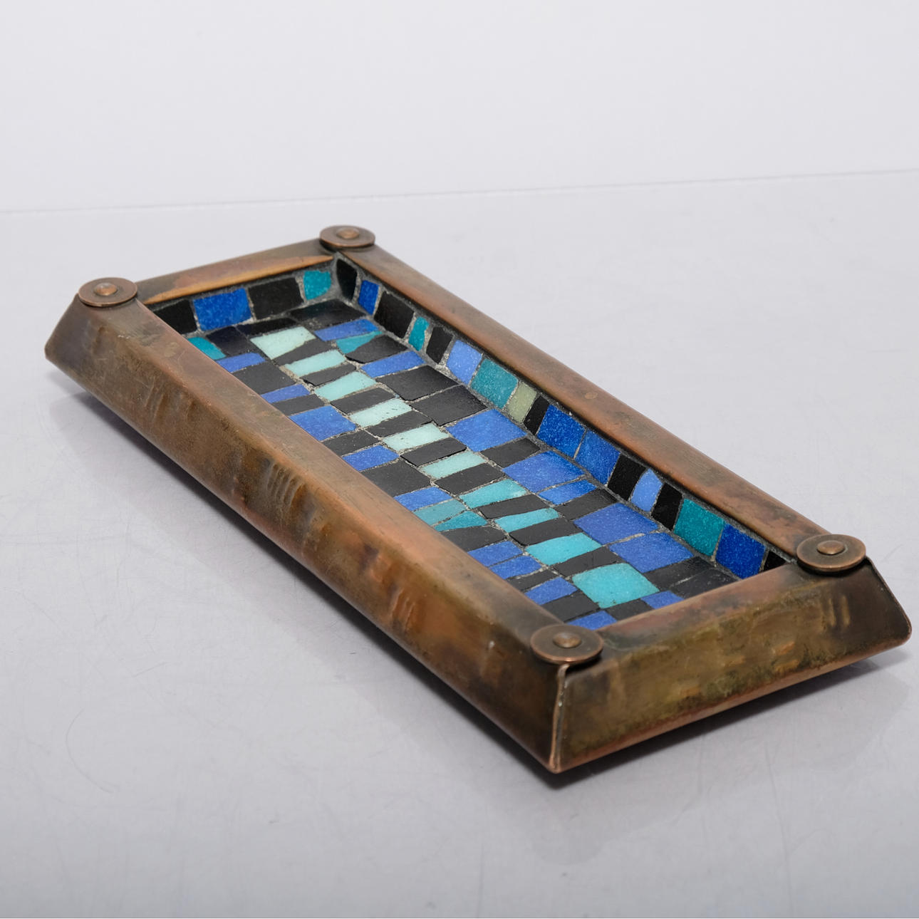 A barrel, in solid metal with mosaic, 20th century.