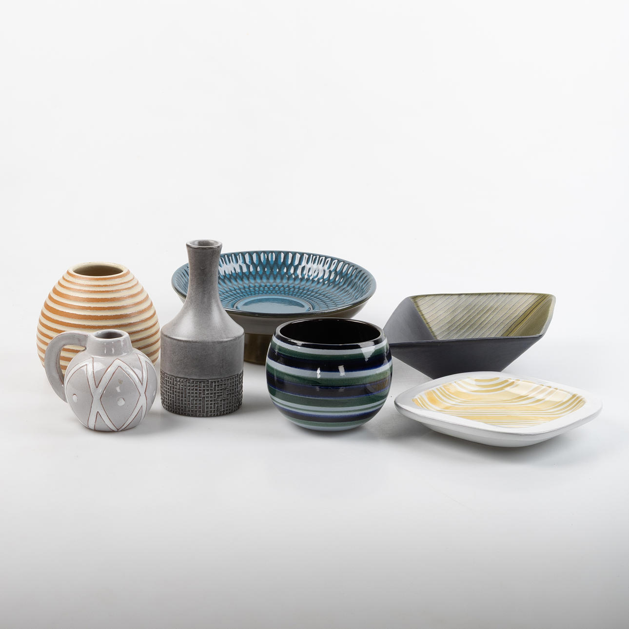 CERAMICS LOT, 8 pieces, Uppsala-Ekeby.