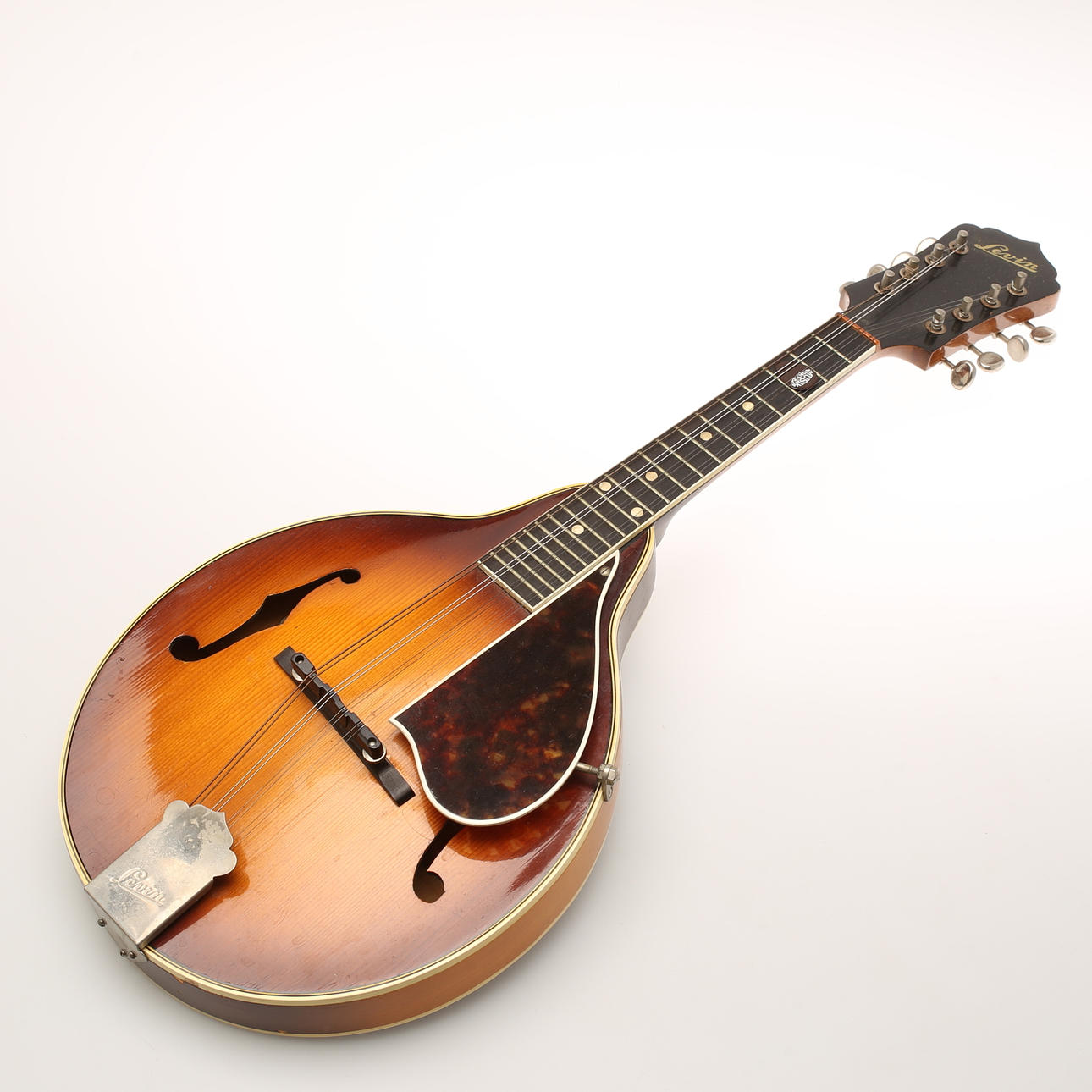 MANDOLIN, Levin.