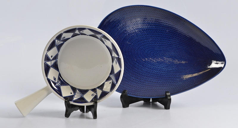 FAT, Hertha Bengtsson. Blå eld, Rörstrand, samt karott Frisco, Rörstrand.