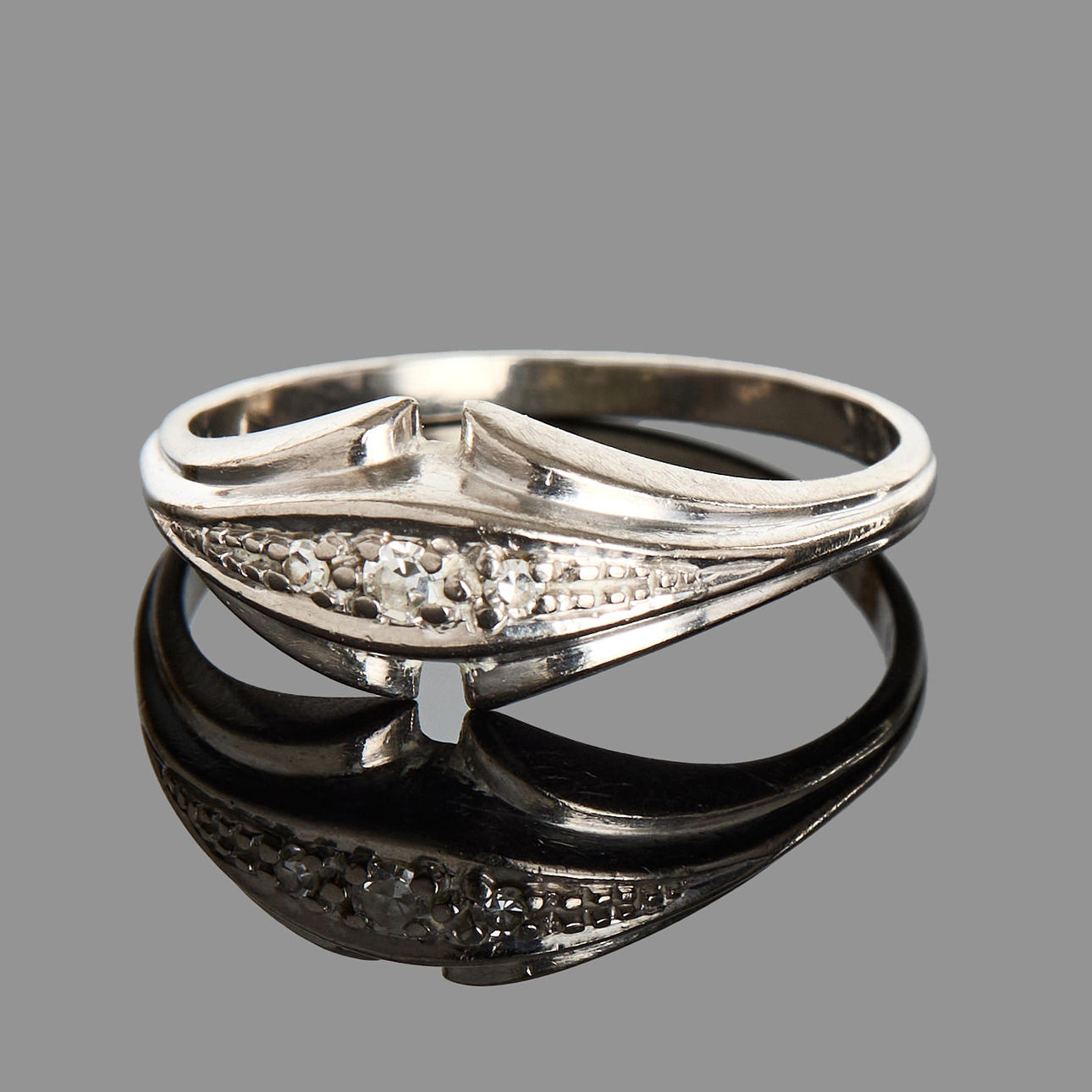 RING, 18k white gold with three single cut diamonds.