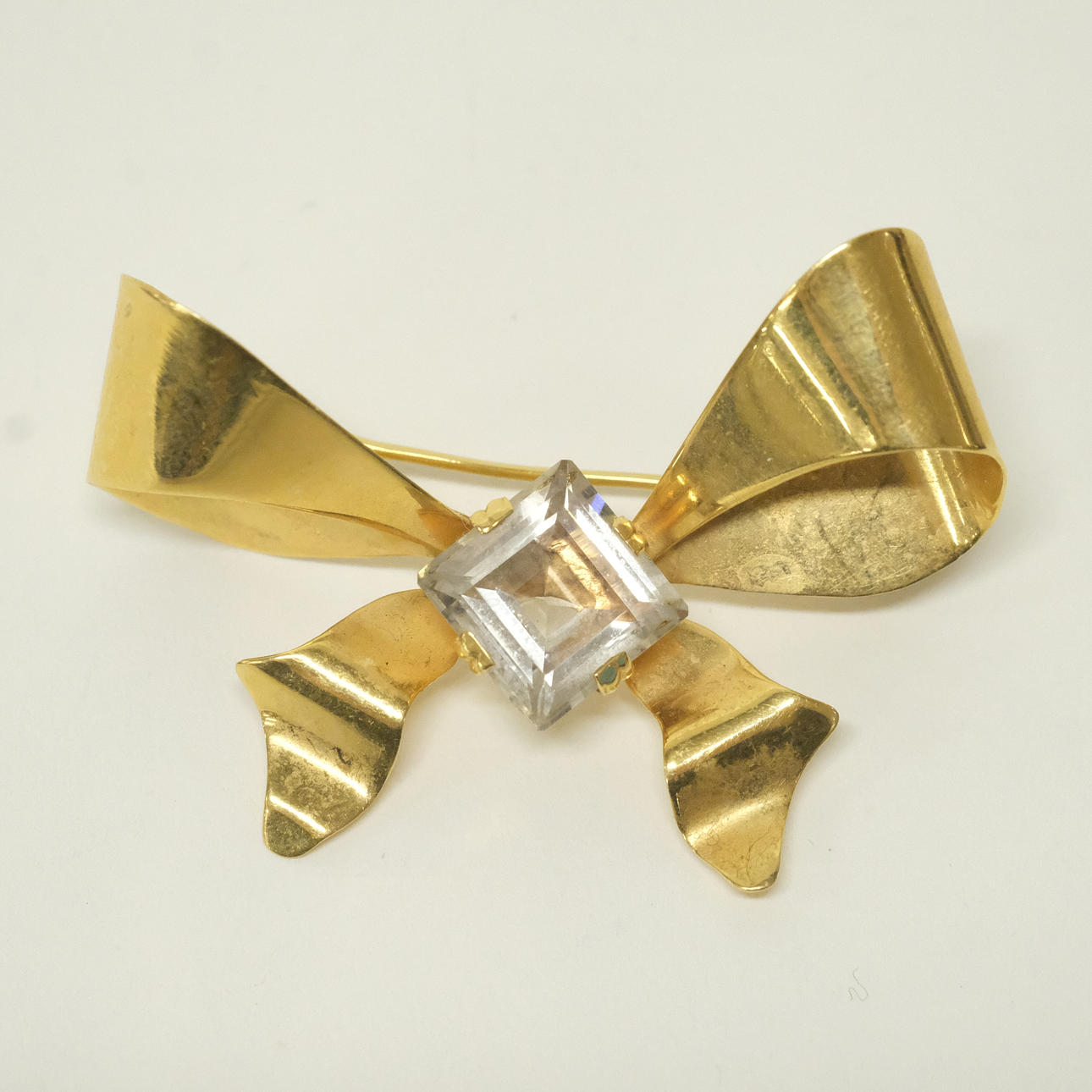 BROSCH I FORM AV ROSETT MED STEN, 18K GULD.