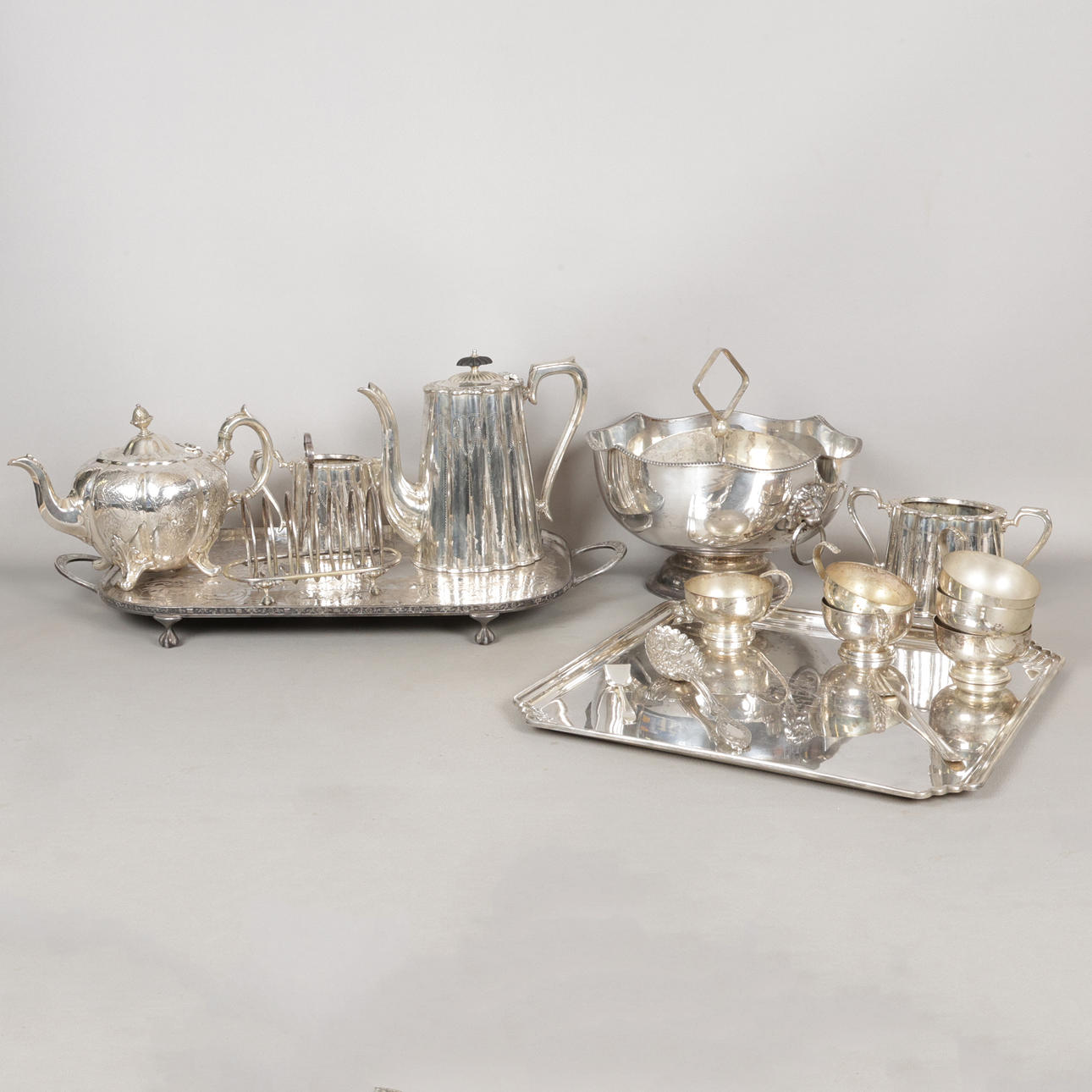 A COLLECTION OF SILVER PLATED WARE (QTY).