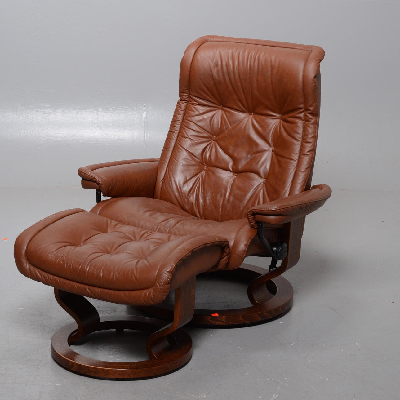 FÅTÖLJ, brunt skinn.