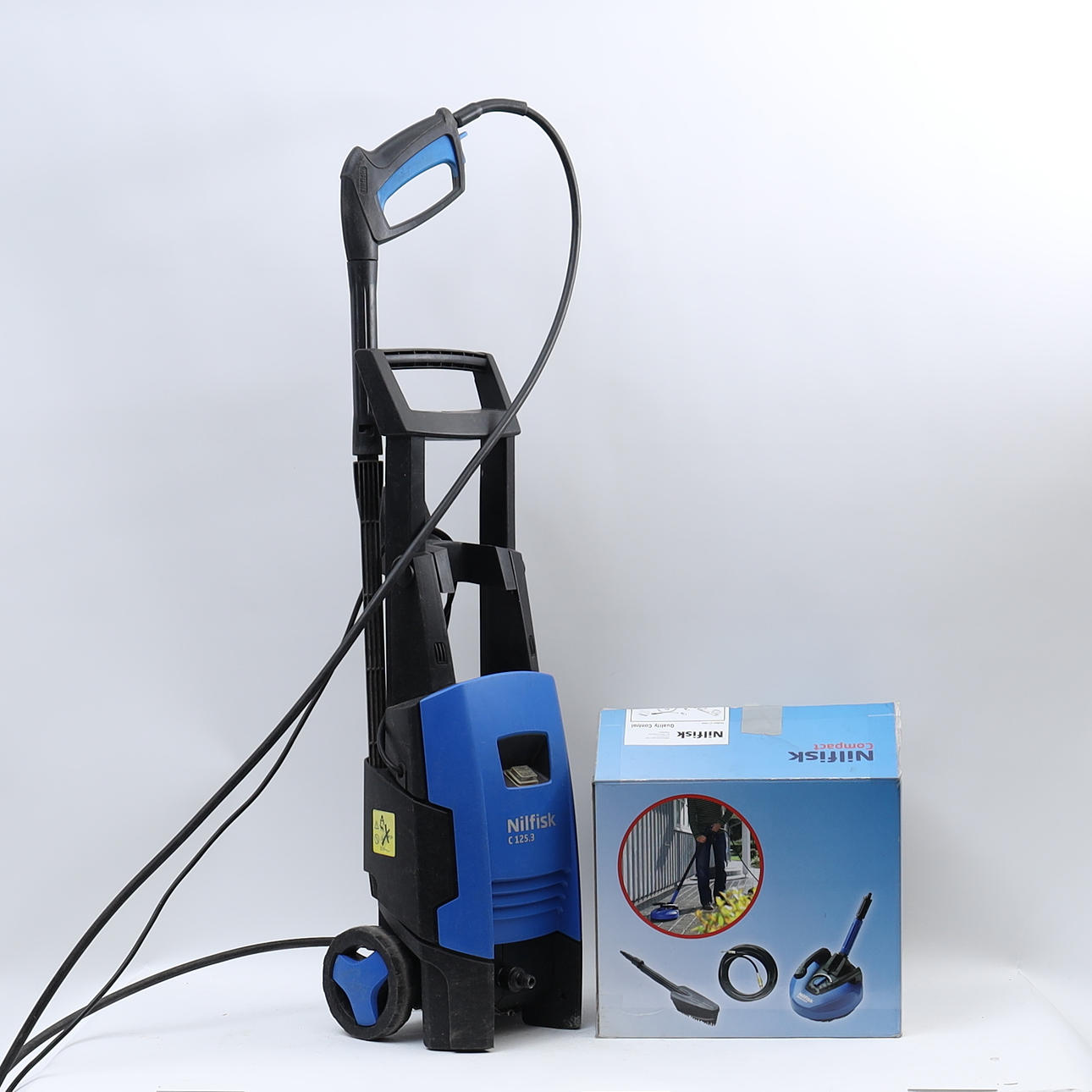 HIGH PRESSURE WASHER, Nilfisk, with accessories.