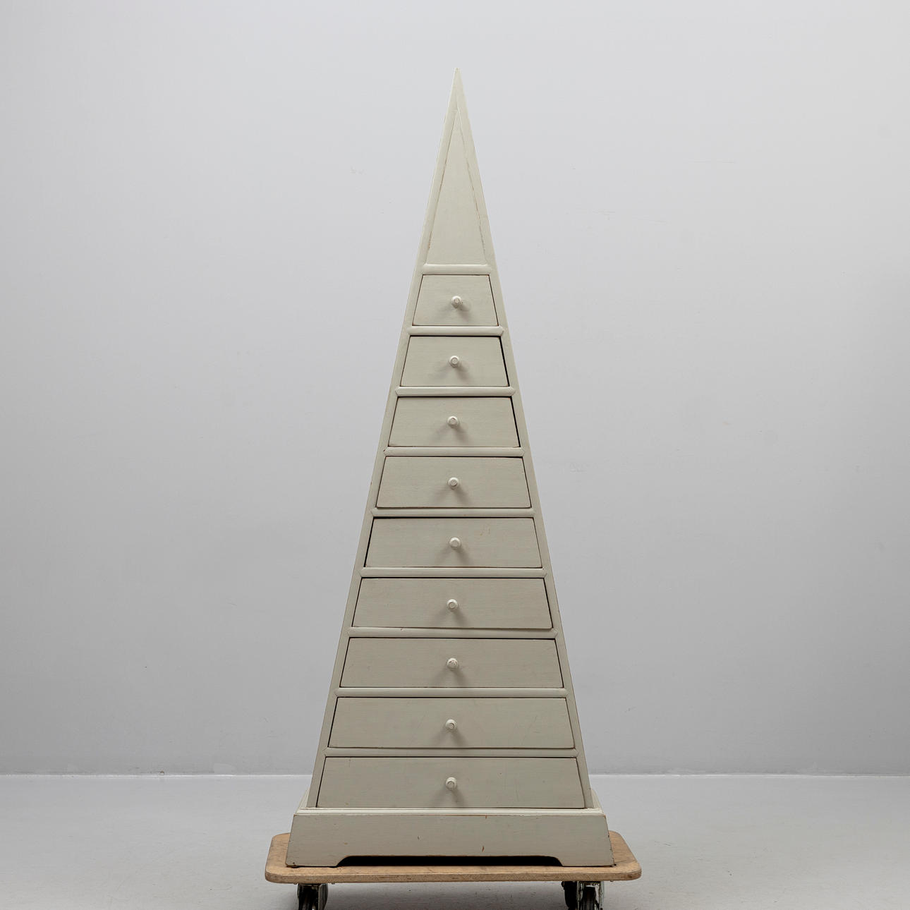 BYRÅ, pyramidformad, bemålat trä, 1900-tal.