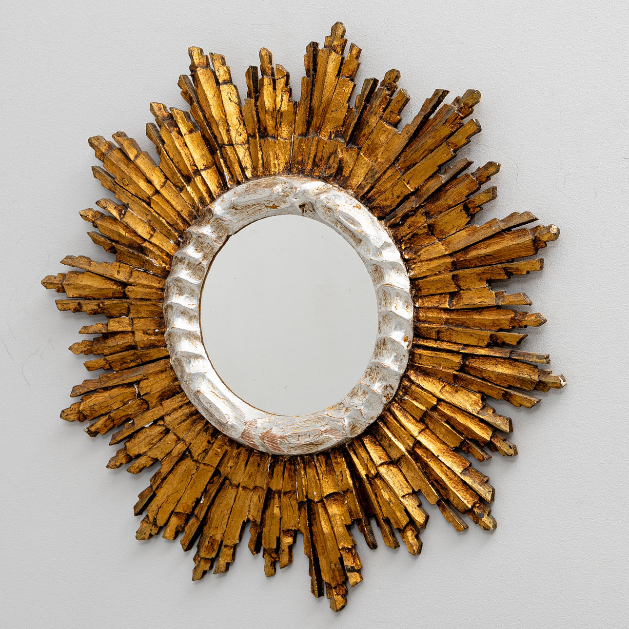 SOLSPEGEL, delvis förgyllt trä, 1900-talets andra hälft.