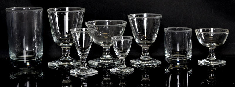 GLASSERVIS, 95 delar, "Ekeberga pärlbård" Kosta, Elis Bergh, kristall.