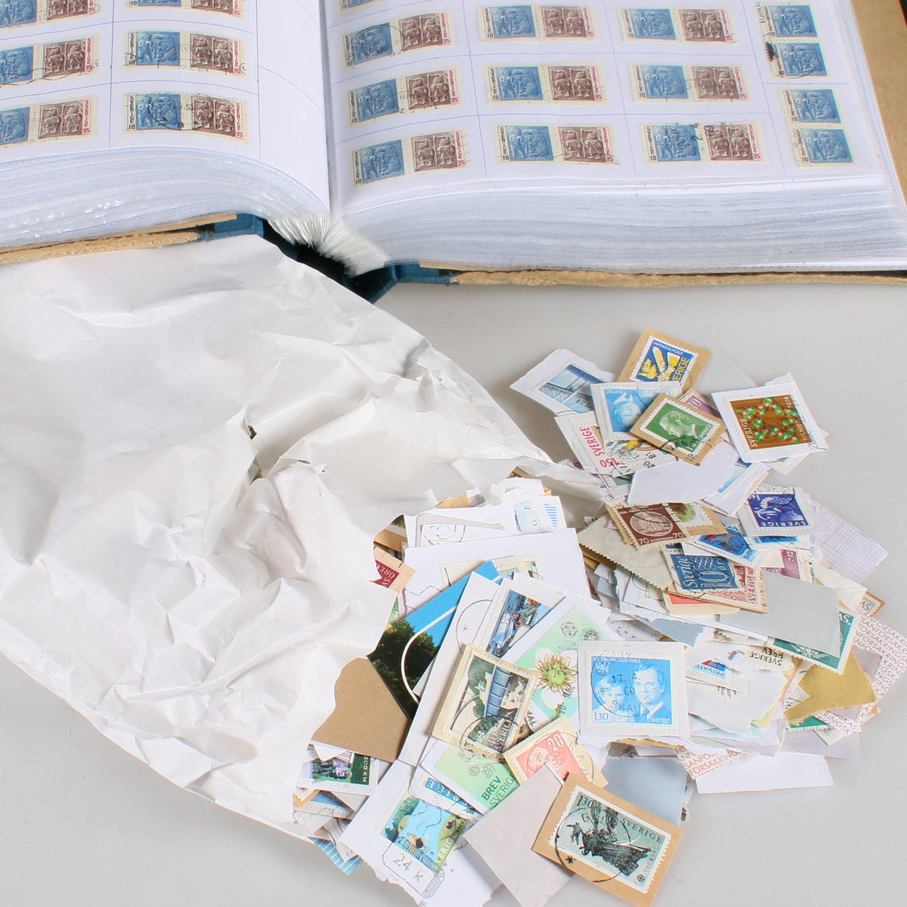 FRIMÄRKEN, 5 pärmar samt 7 påsar, mestadels Sverige.