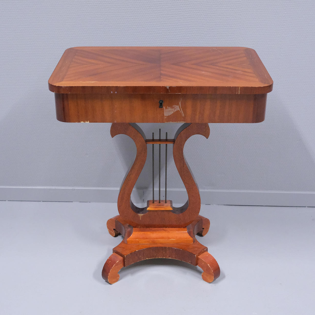 SEWING TABLE WITH LYRE.