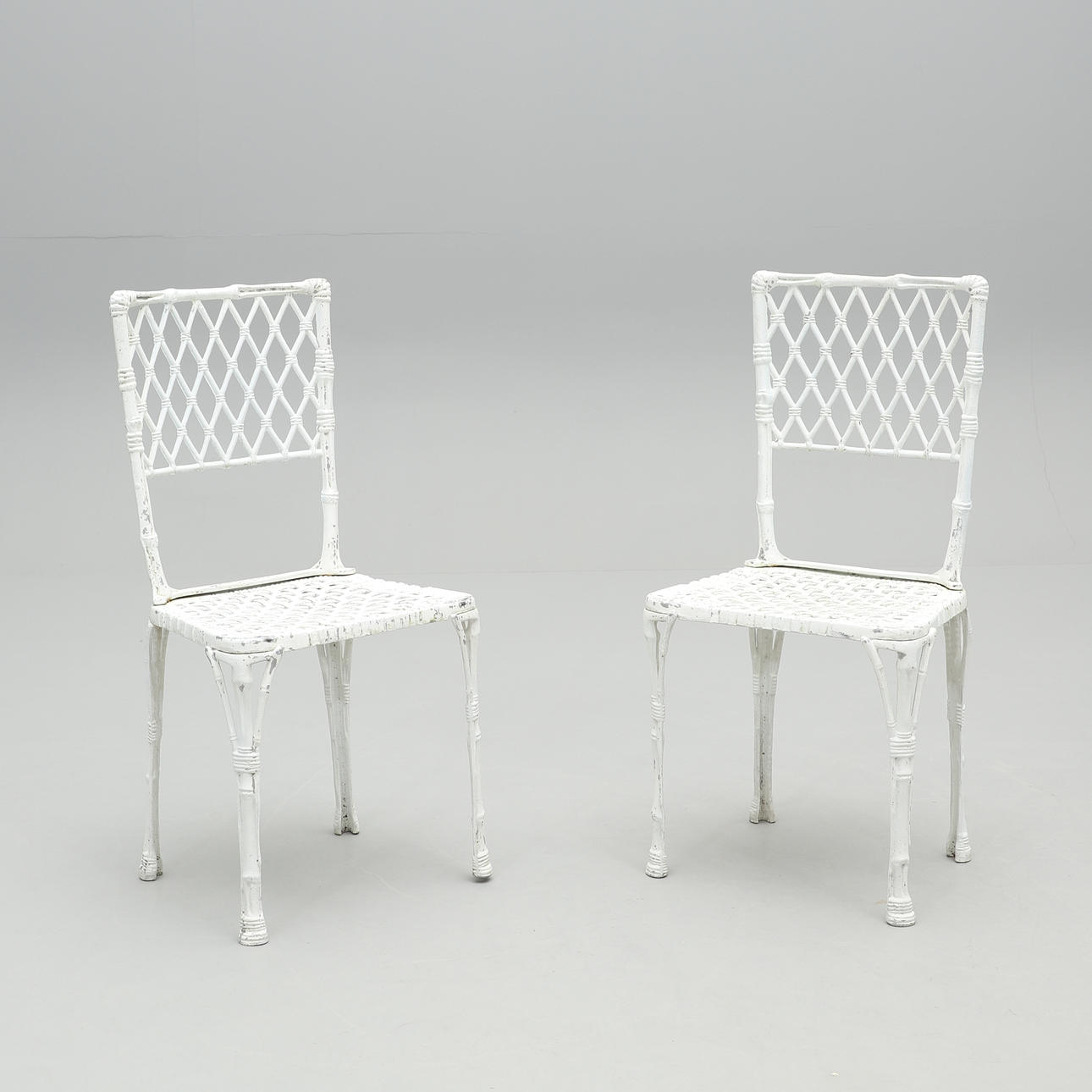 STOLAR, ett par, modern tillverkning.