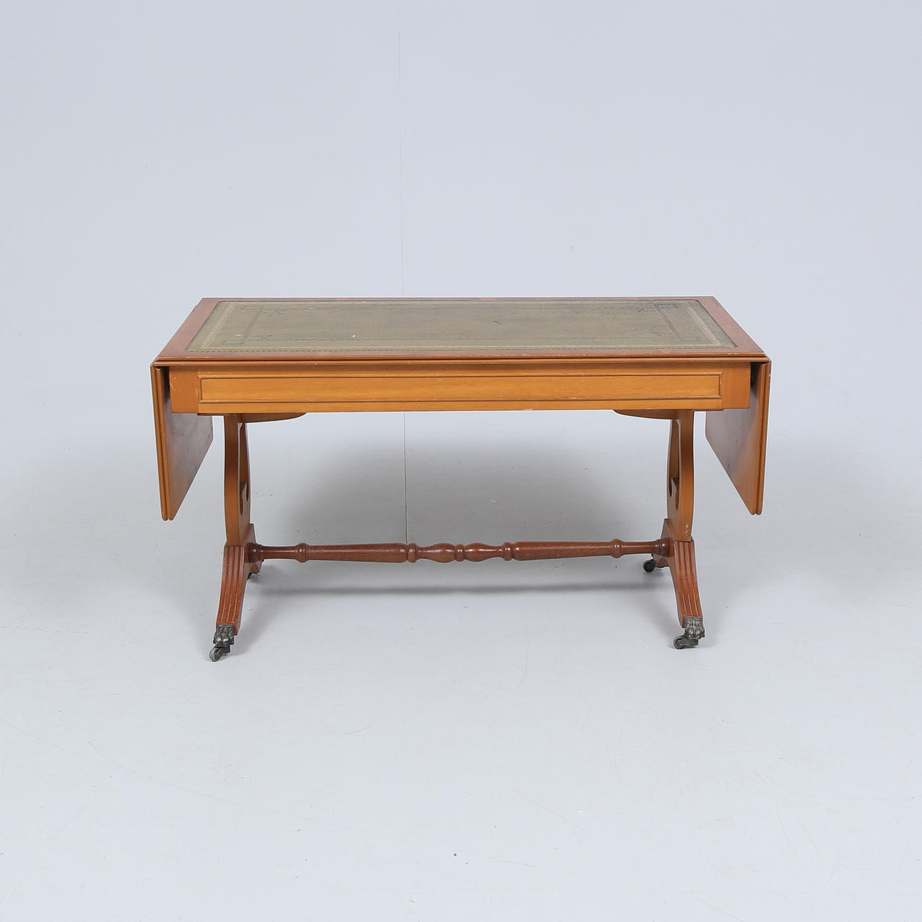 An English style coffee table, 20th century.