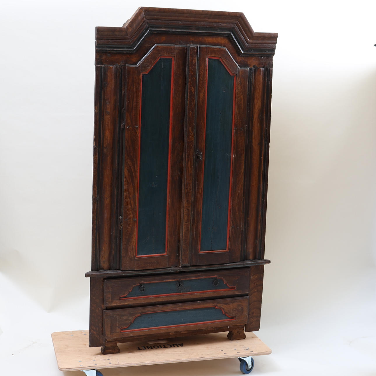 FLOOR CORNER CABINET, Allmoge, 18th century.