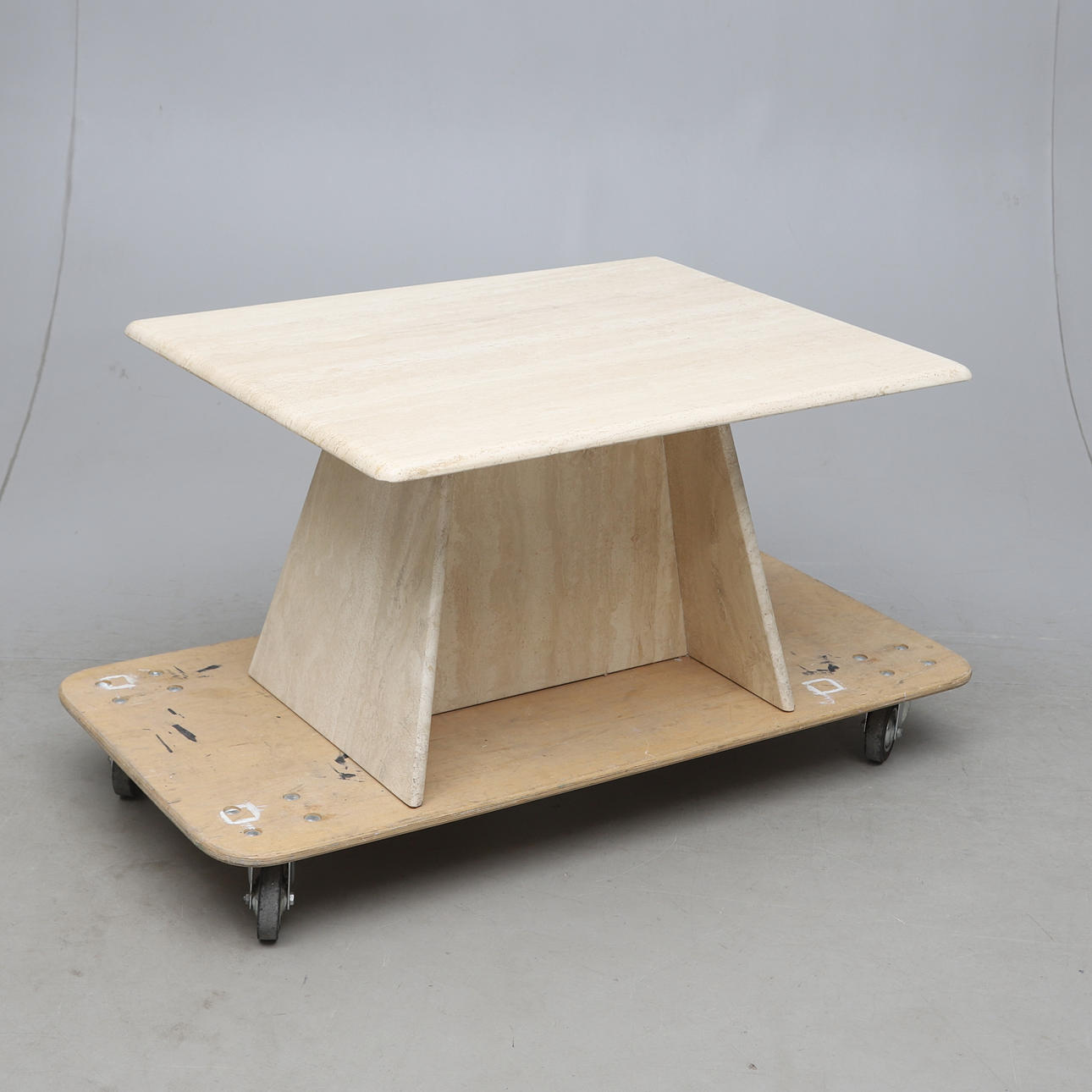 SOFFBORD, Travertin, 1900-talets andra hälft.