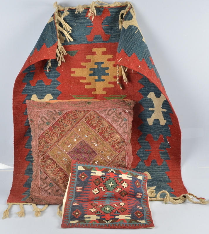 MATTA, Kelim samt 2 äldre kuddar.