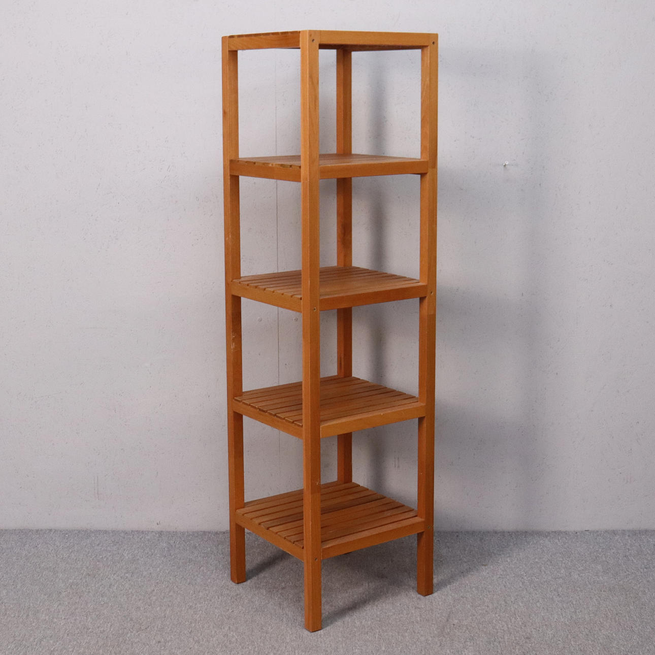 HYLLA, trä, ribbade hyllplan, 2000-tal.