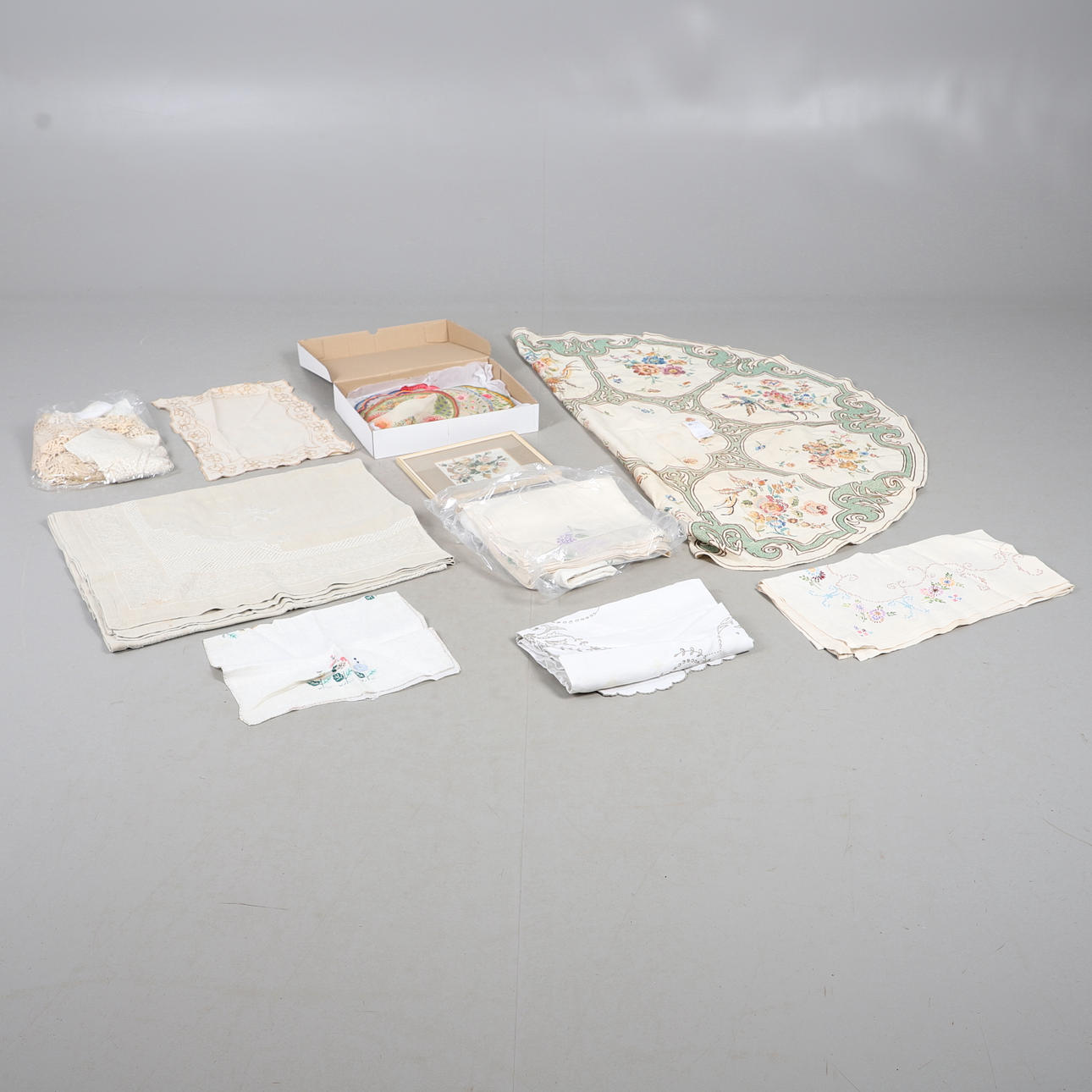 VARIOUS TABLE LINEN, LACE & PLACE MATS.