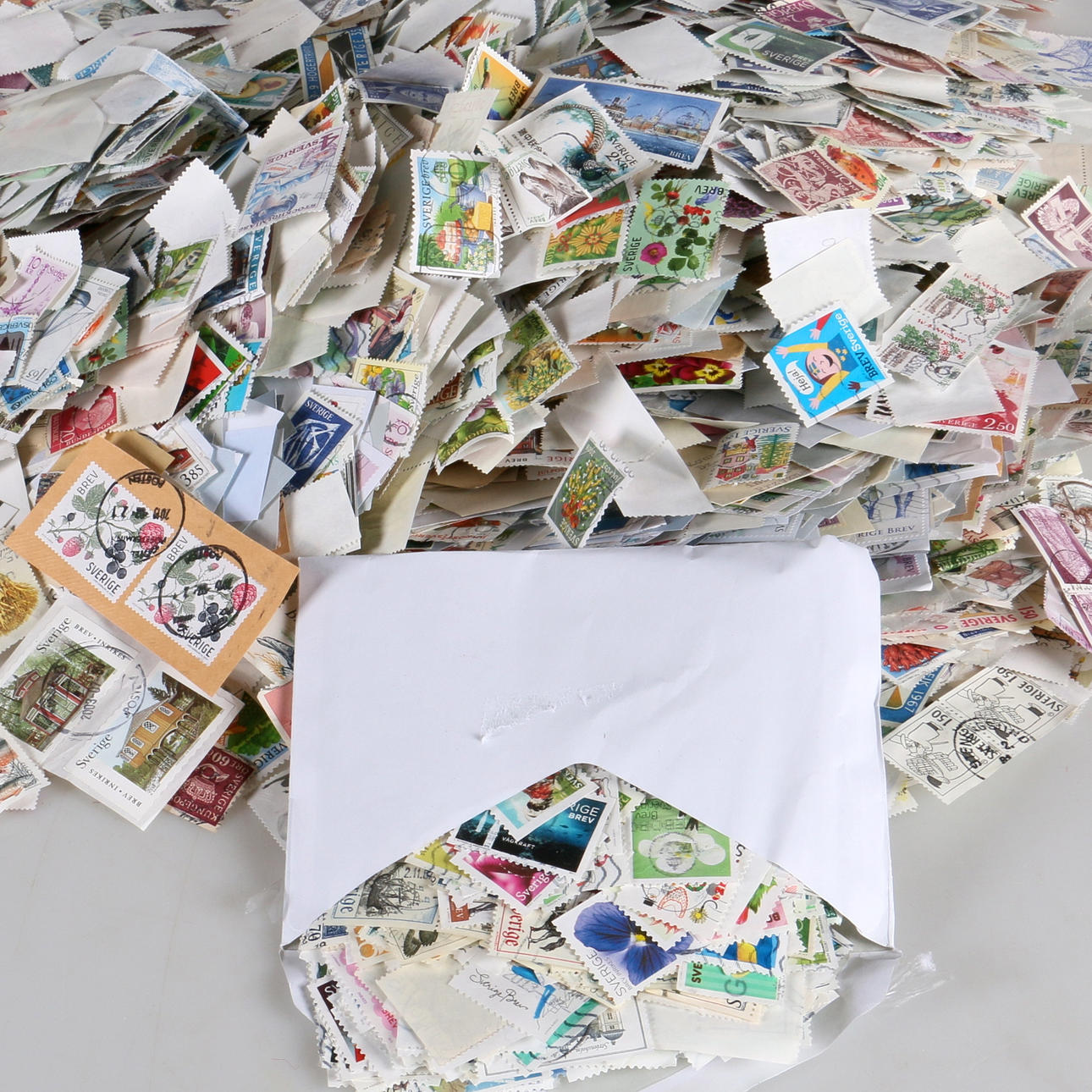 FRIMÄRKEN, kartong med ca 140 fyllda kuvert samt en kasse med lösa frimärken. Mestadels Sverige.