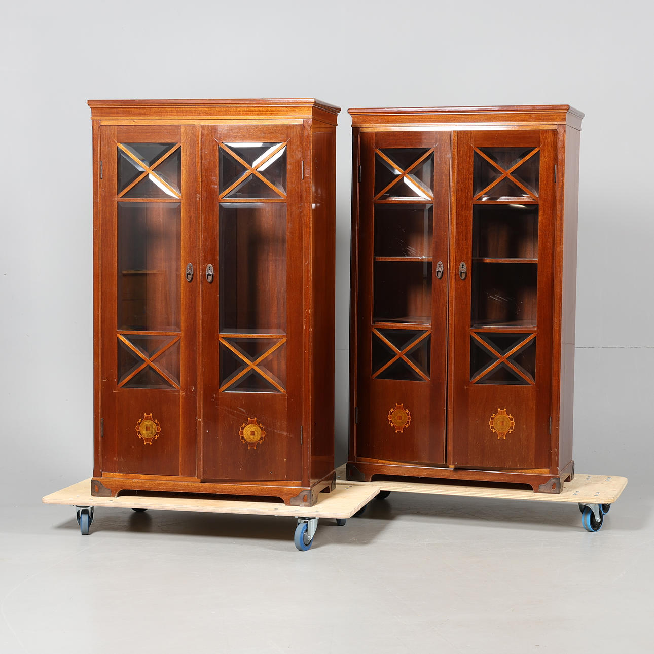 VITRINSKÅP, 1 par, 1900-tal.