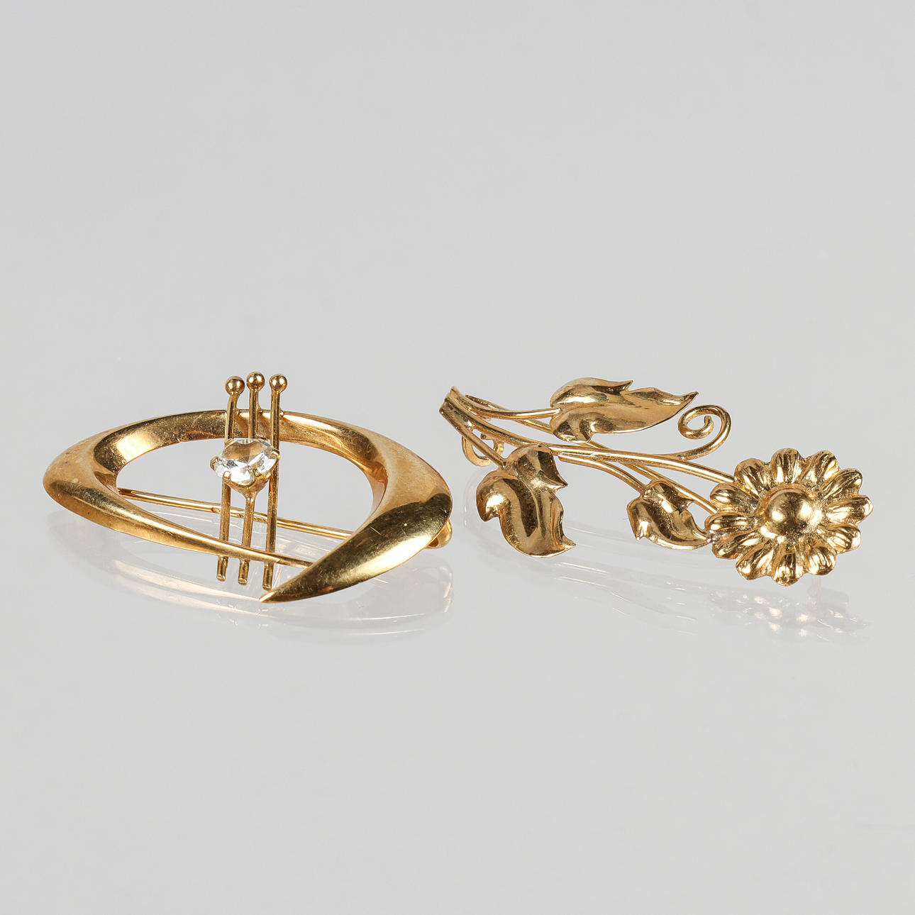 BROOCHES 2 pieces, 18k gold.