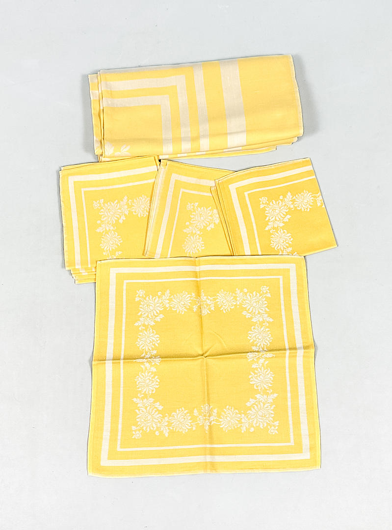 TABLECLOTH & NAPKINS, 7 pieces.