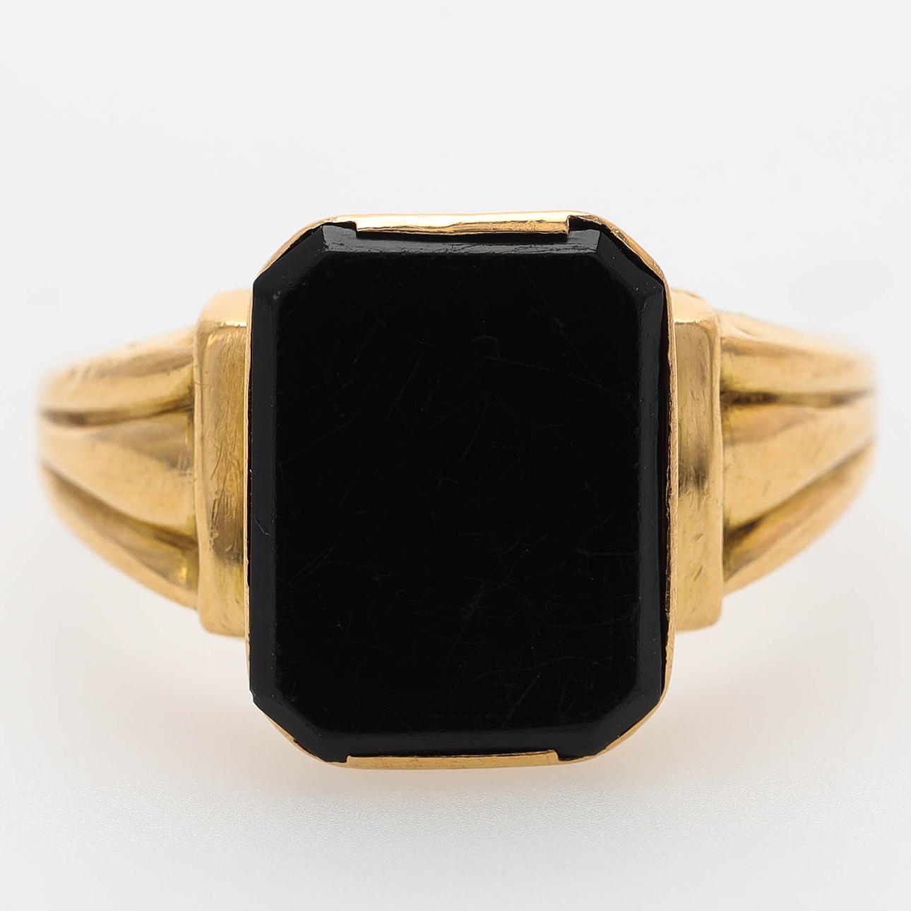 KLACKRING, 18 k guld, onyx, Göteborg 1949.