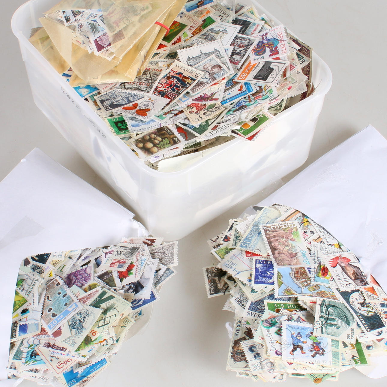 FRIMÄRKEN, kartong med ca 140 fyllda kuvert samt 2 plastlådor. Mestadels Sverige.