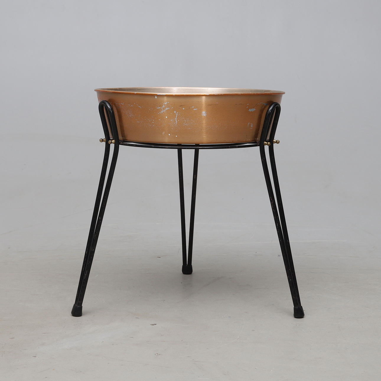 A 2-piece metal flower table, 1950's.