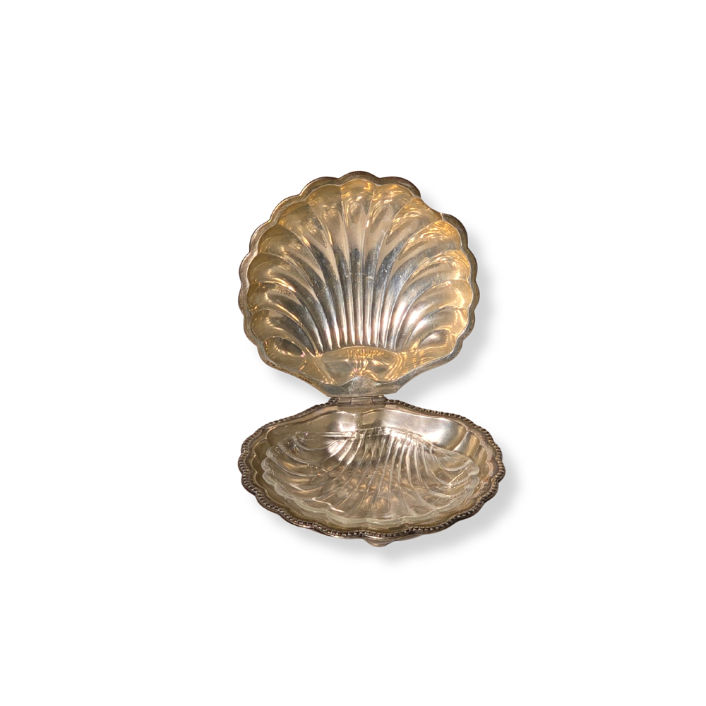 ORIOLE. SHELL-SHAPED BUTTER DISH IN PUNCHED SILVER.
