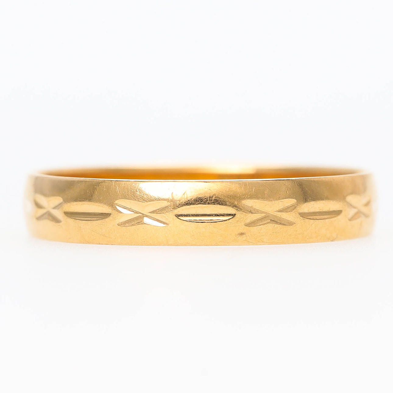A RING, 18k gold, patterned, Schalins.