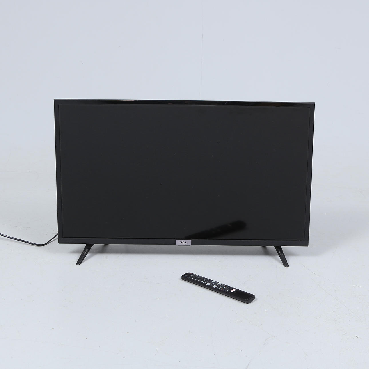 SMART TV, TCL, 32, with remote control.