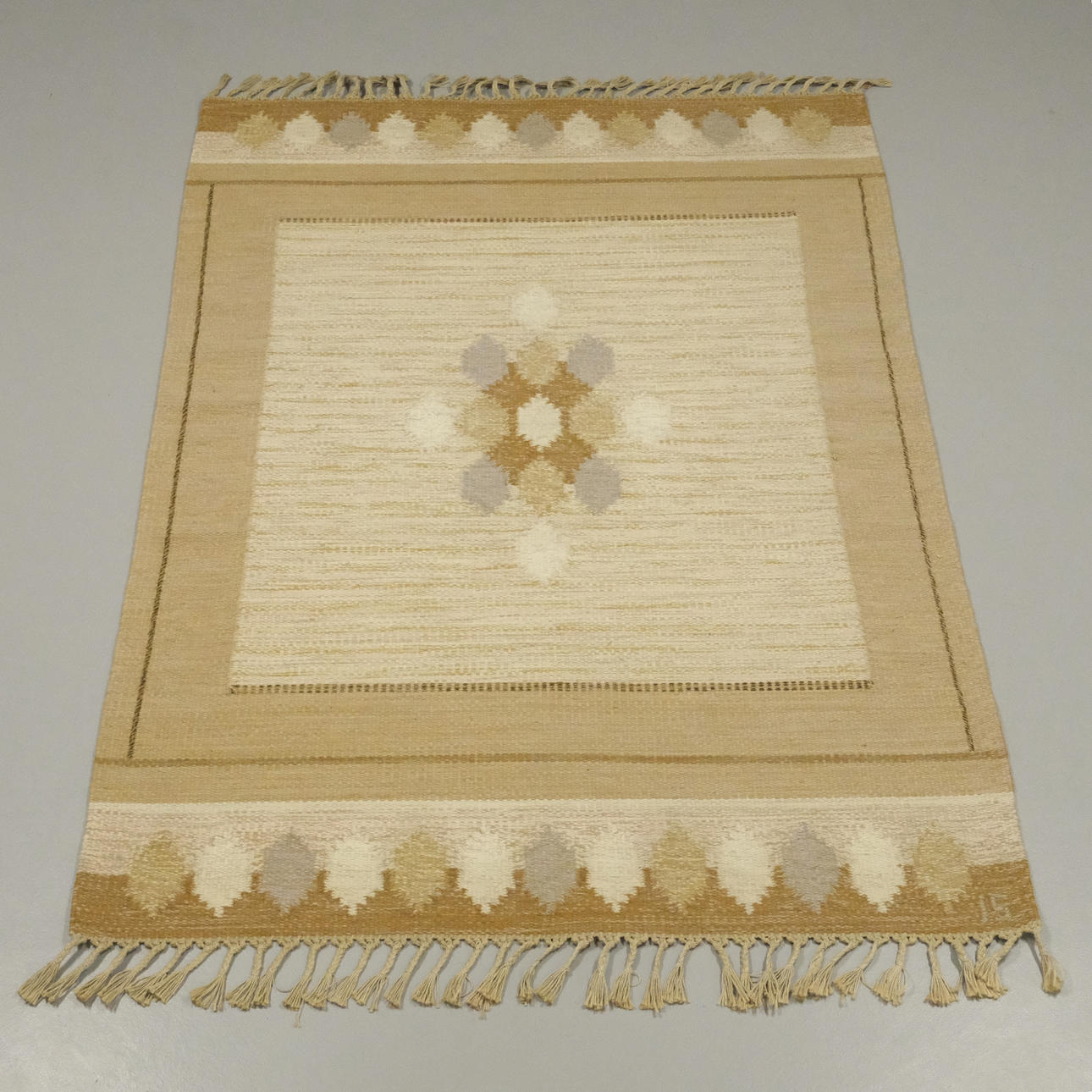 INGEGERD SILOW. CARPET, YARROW.