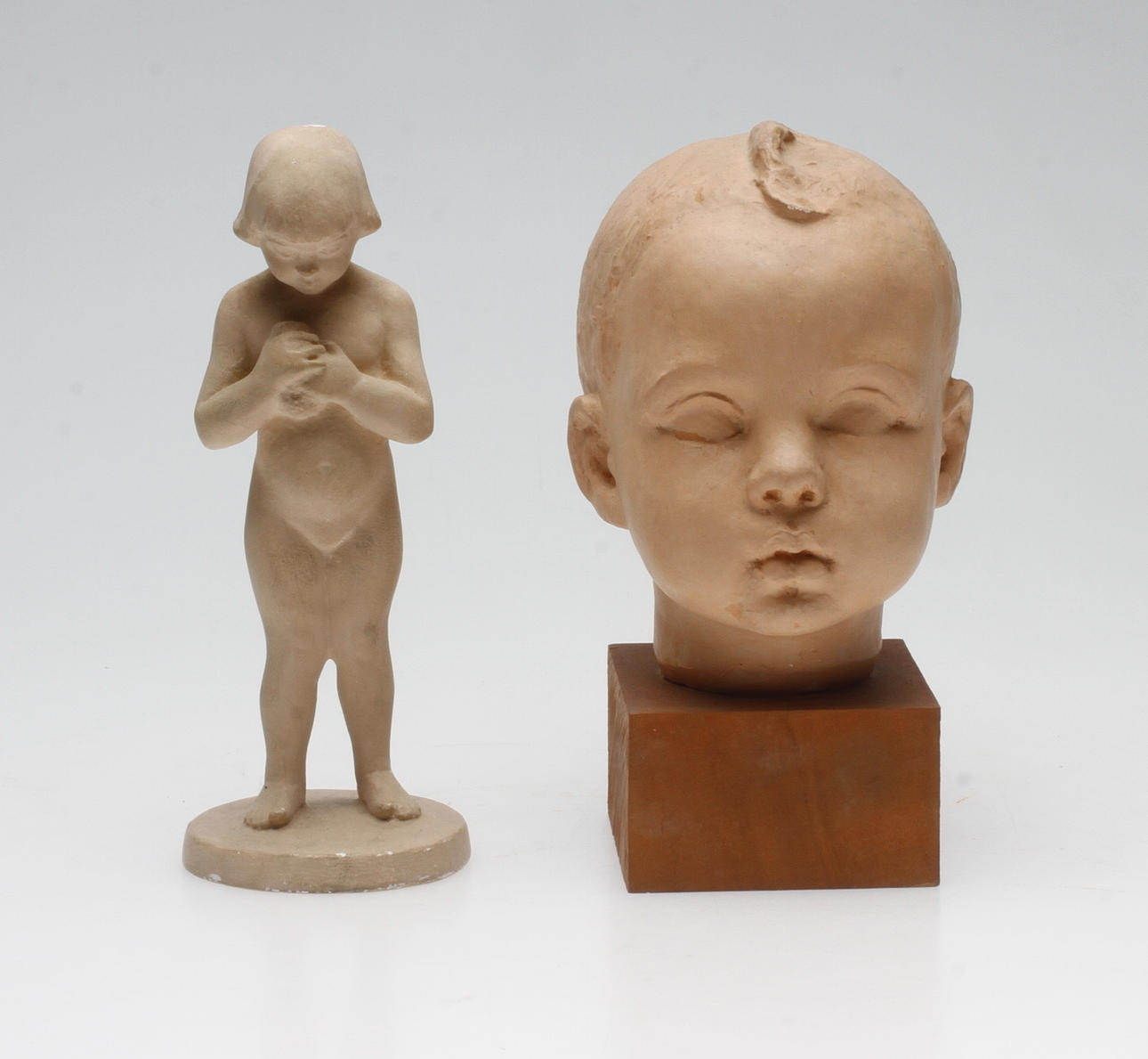 CARIN NILSON(1884-1973). Skulpturer, 2 st, gips, signerade, en daterad 1930.