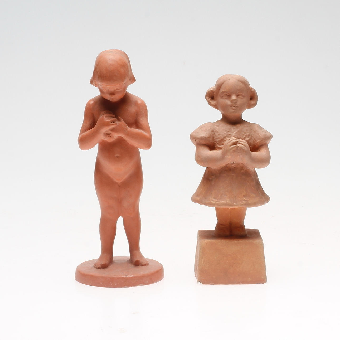 CARIN NILSON(1884-1973). Skulpturer, 2 st, gips, signerade, en daterad 1930.