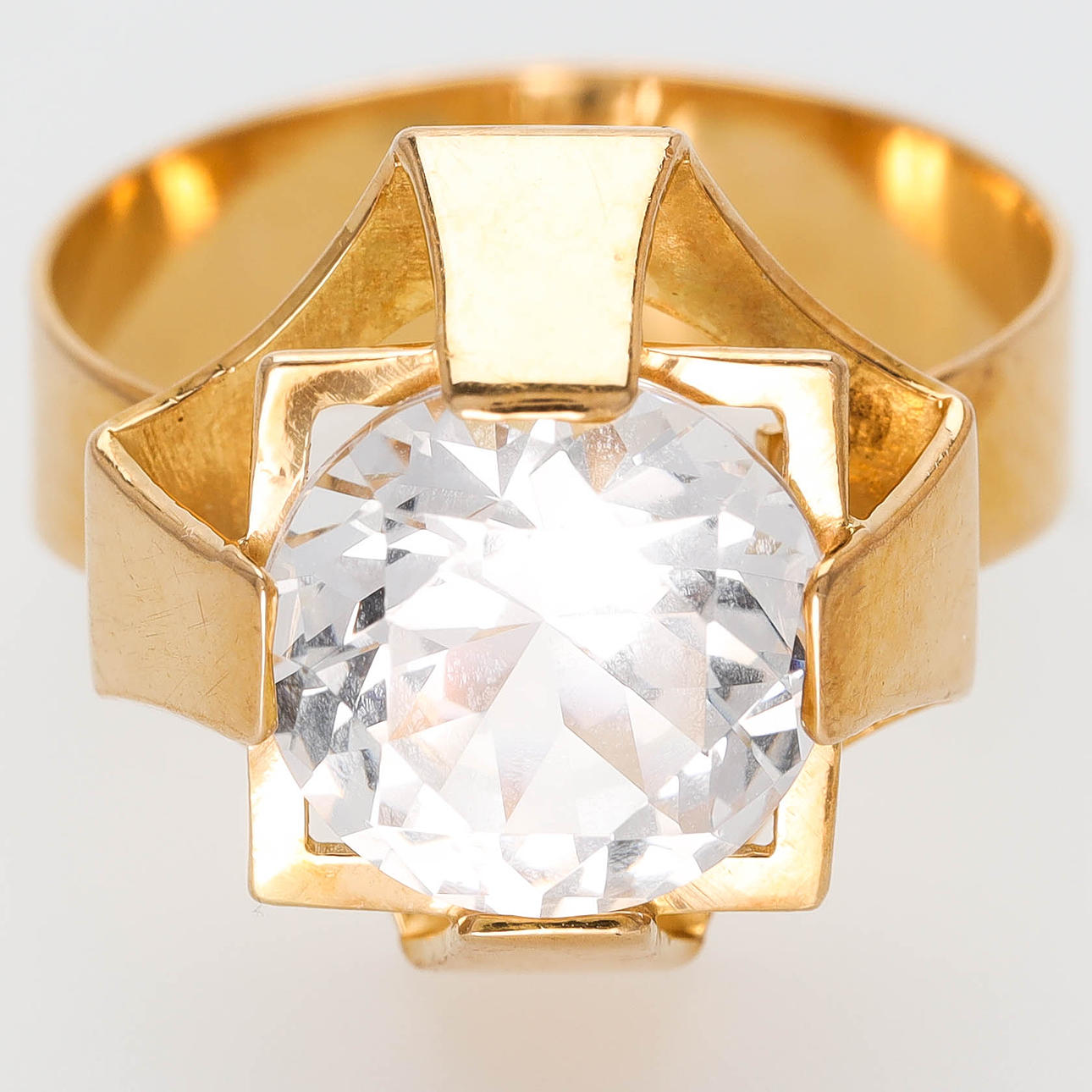 A RING, 18k gold, import stamp, 1960s/70s.