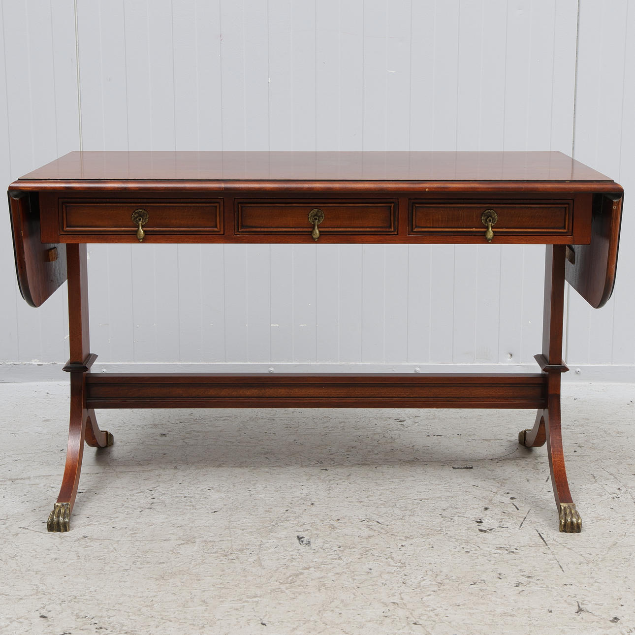 COFFEE TABLE WITH FLAPS. English style, 20th century.