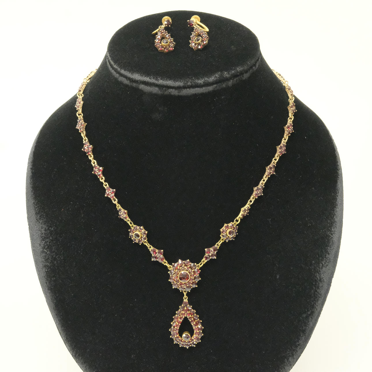 NECKLACES AND EARRINGS, GARNETS.