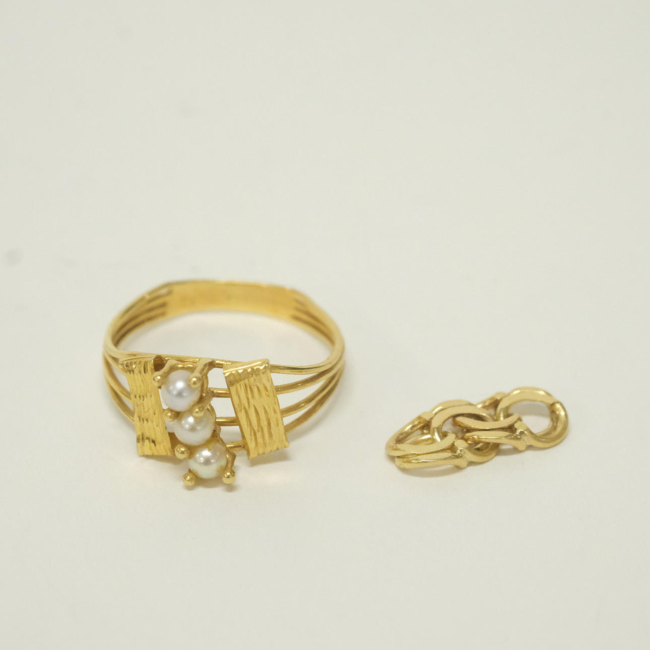 18K GOLD, RING AND GOLD PART.
