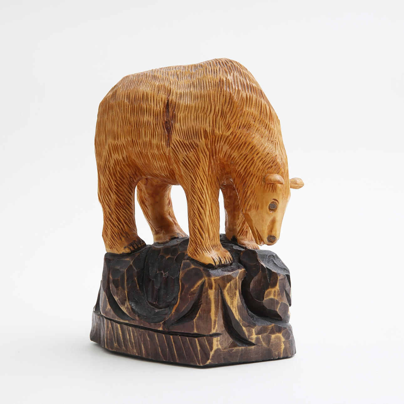 OIDENTIFIERAD KONSTNÄR. Wooden sculpture, bear, unsigned.