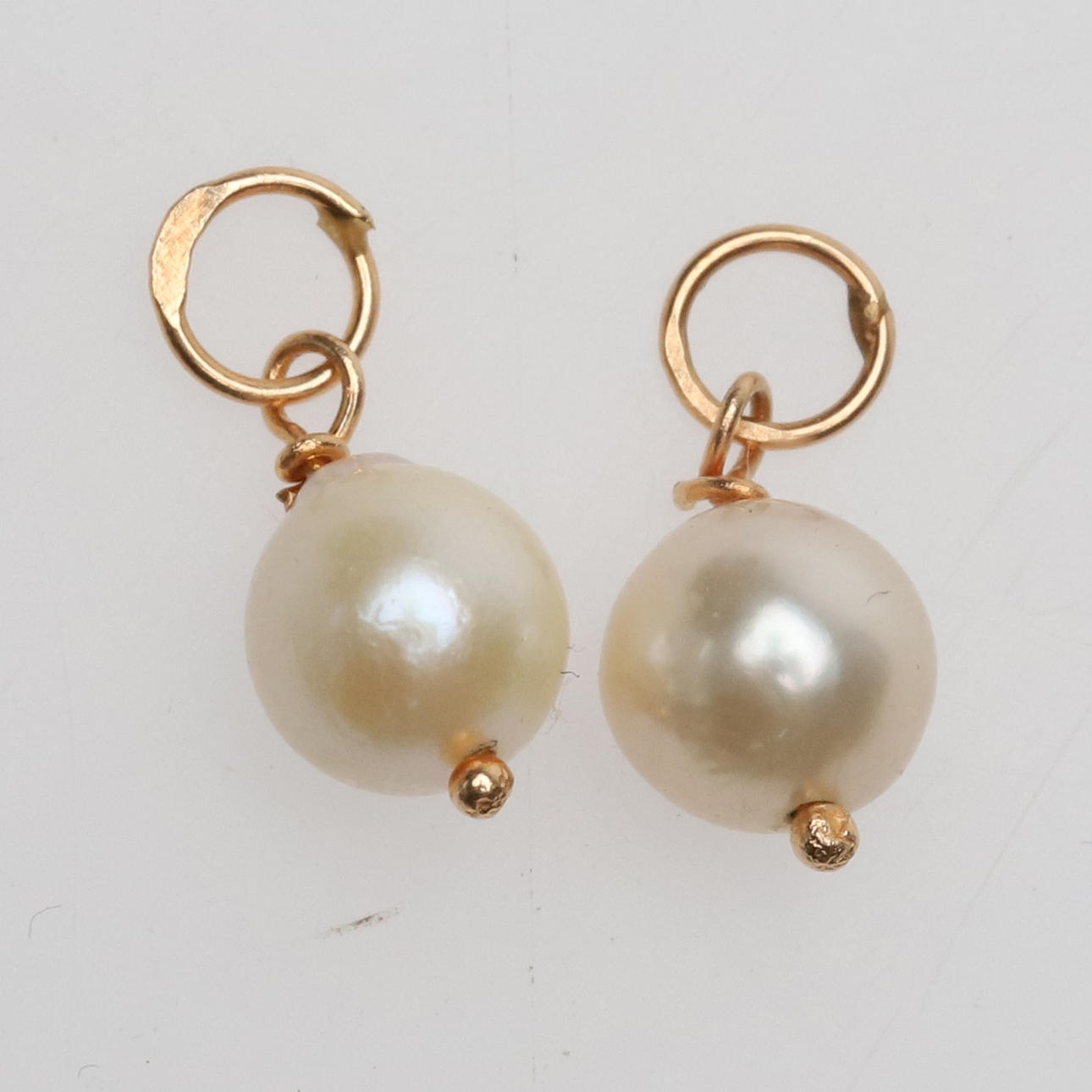 Hängen, 2 st 18K guld med pärlor.
