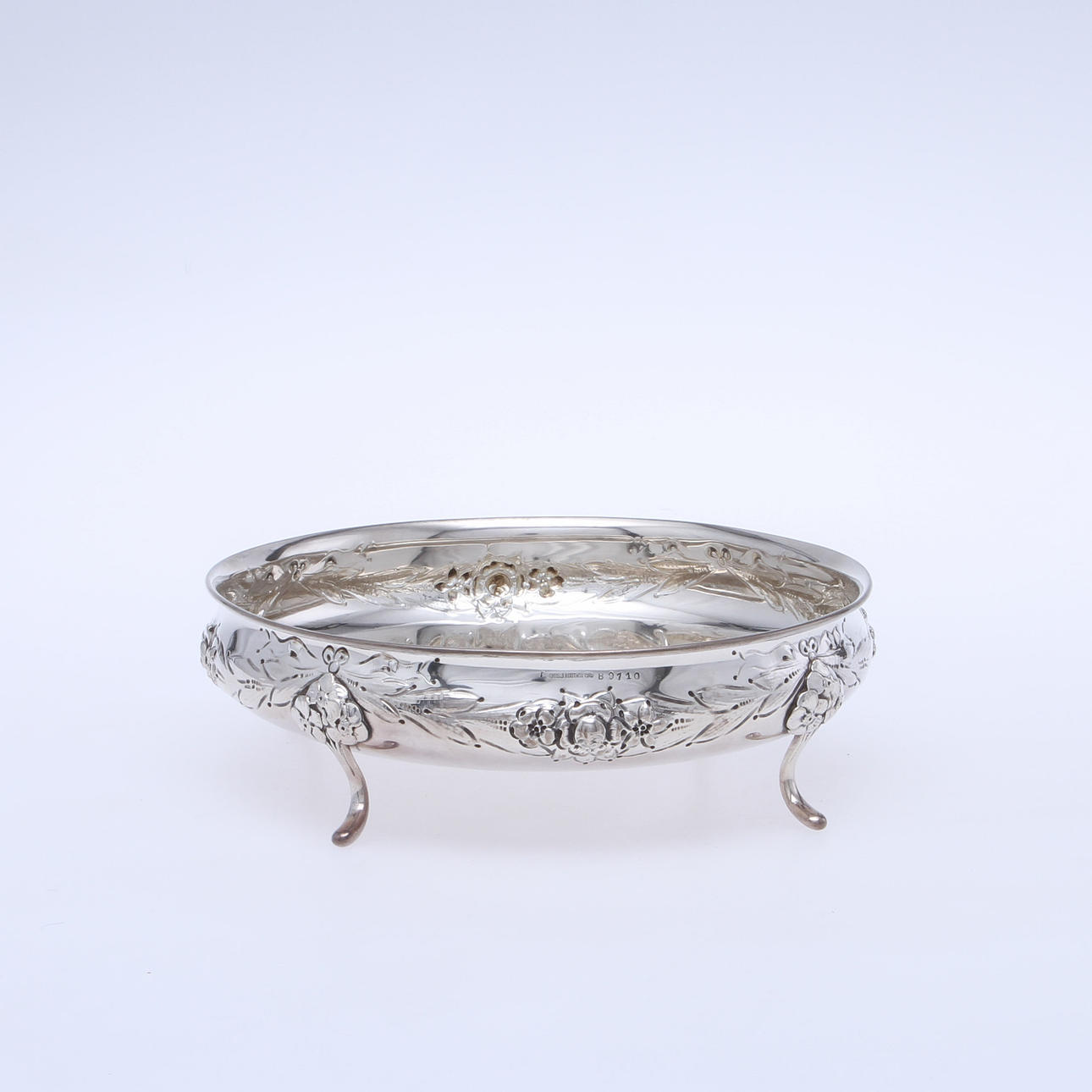 SKÅL på fyra ben, silver, J Tostrup 1916. Vikt ca 350 gram.