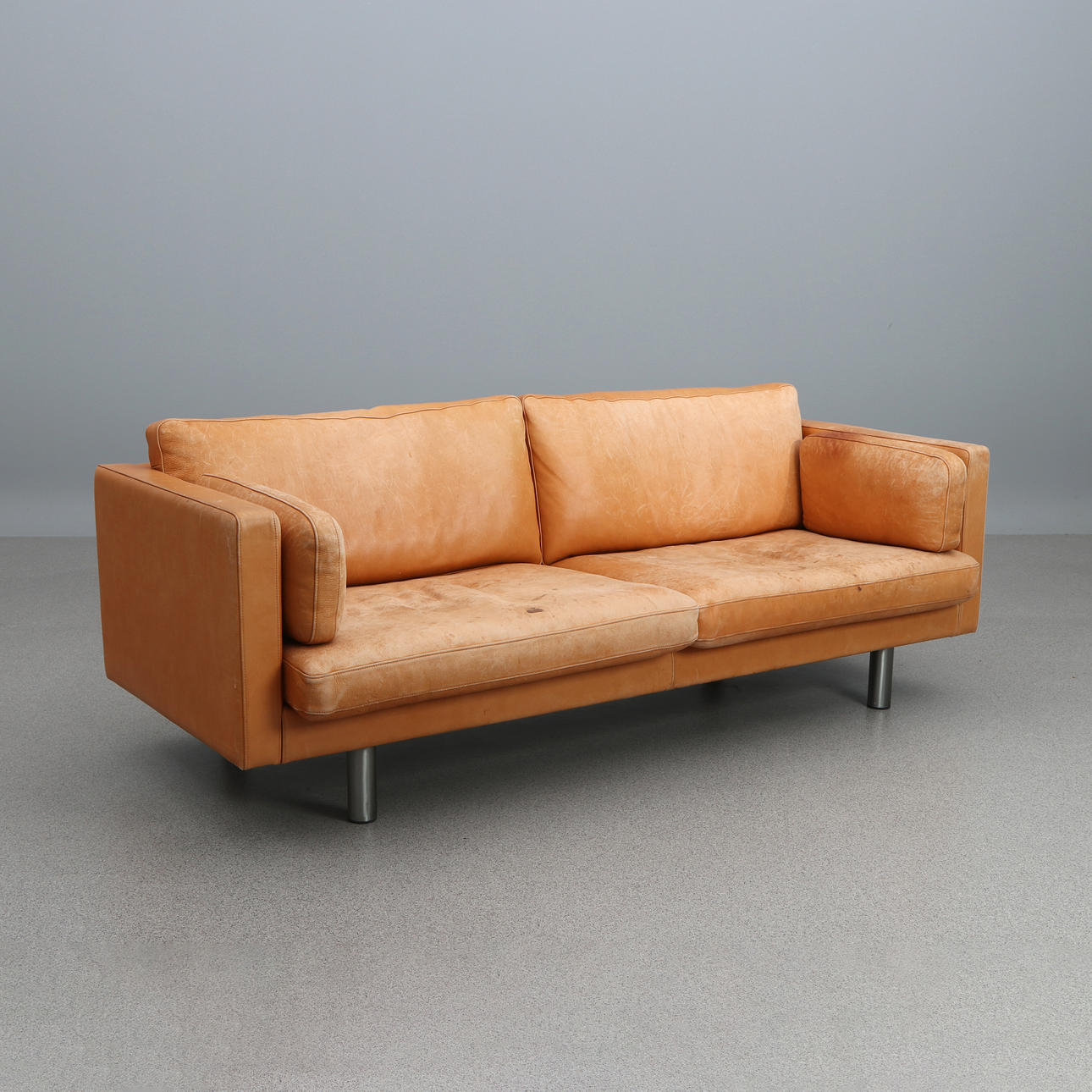 EILERSEN, COUCH. Leather upholstery. Contemporary Manufacturing.