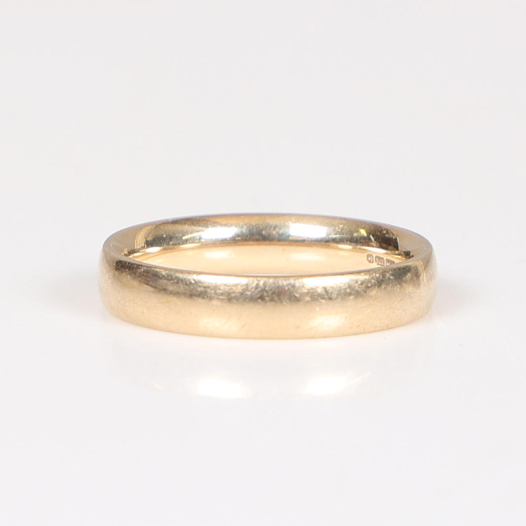 A 9 CARAT GOLD WEDDING RING.