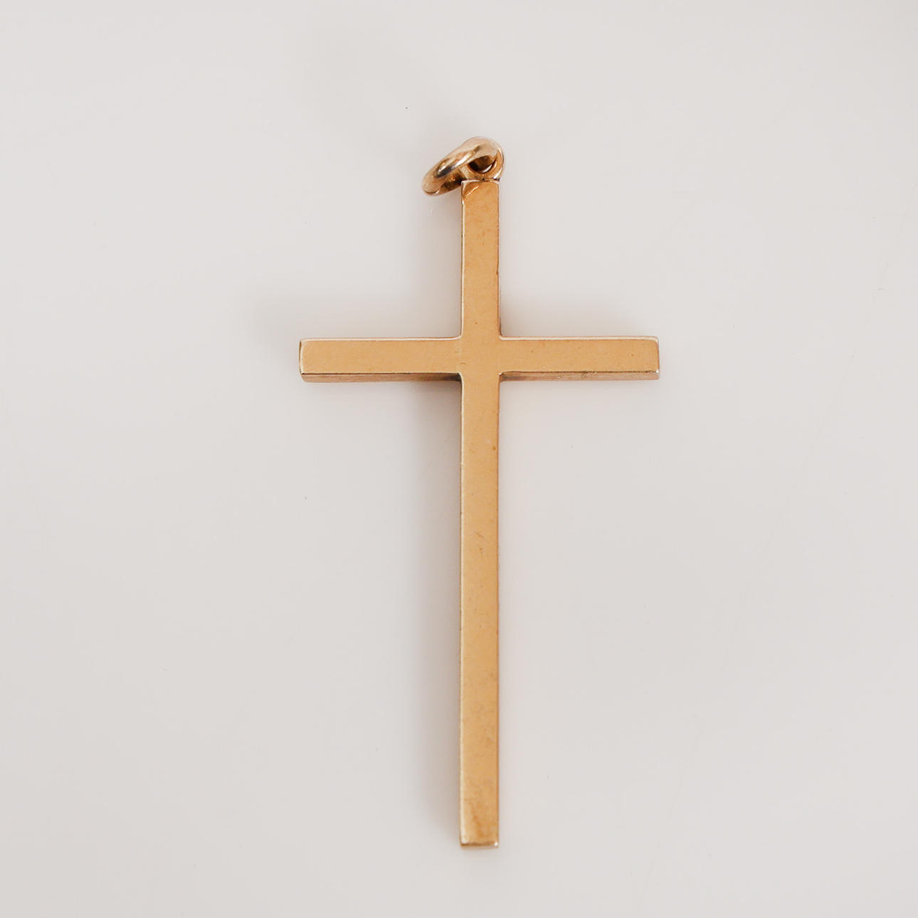 A 9 CARAT GOLD CROSS PENDANT.