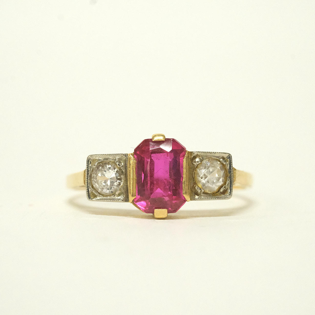 RING WITH CUT STONES 18K GOLD.