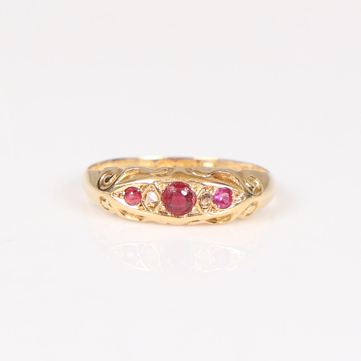 AN 18 CARAT GOLD, RUBY AND DIAMOND RING.